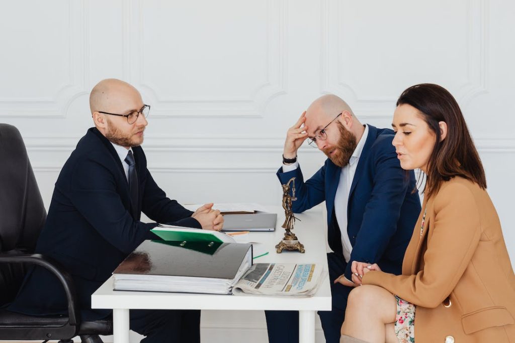 Family law attorneydiscussing a child support case with parents.