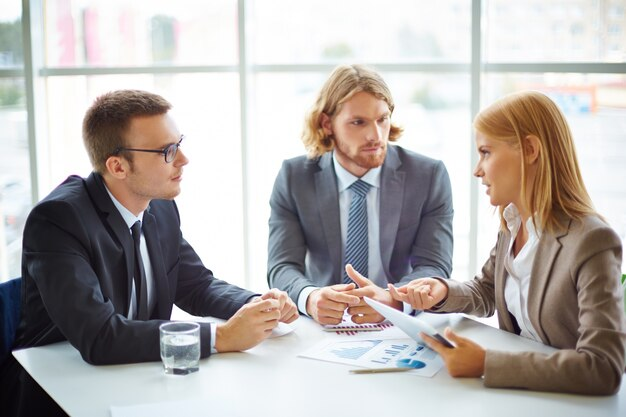 A family lawyer explaining child support laws to a parent