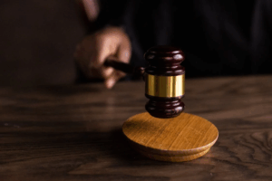 brown gavel being used in a courtroom during a divorce case
