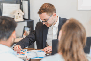A property division attorney in Houston explains asset valuation to a divorcing couple.