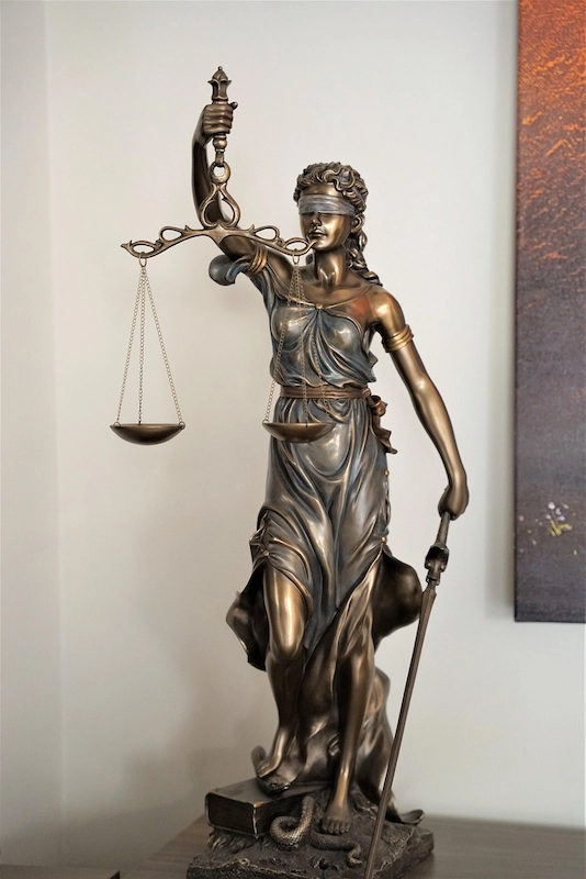 Scales of justice figurine symbolizing divorce and custody cases handled by South Woodlawn Hills family lawyers