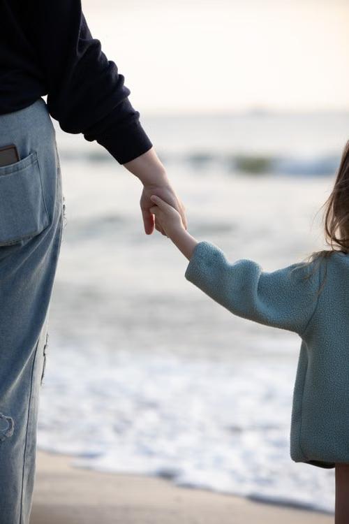 child-custody-modification-lawyer-pearland-parent-child-beach